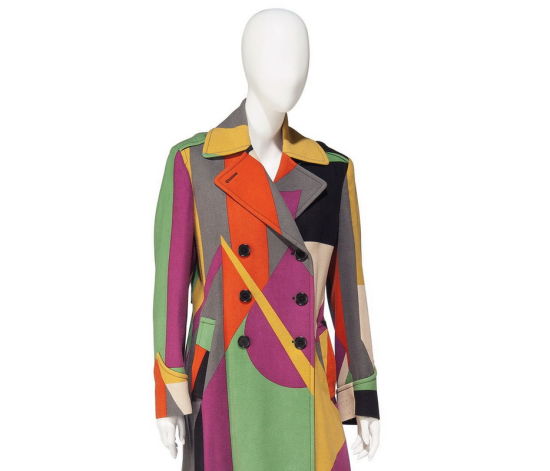 图为苏熙·曼奇斯收躲的 Paul Smith 拼色风衣，估价为 200 英镑到 400 英镑之间。