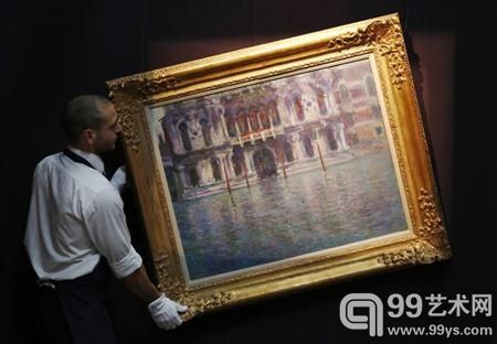 苏富比工作人员正在摆放莫奈的罕见威尼斯风景画《威尼斯康大黎尼宫》