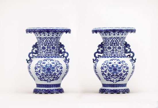 青花缠枝花卉螭龙耳云口瓶一对