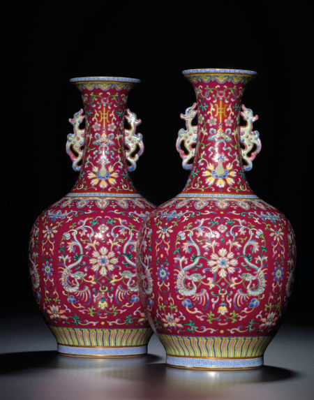 清乾隆 紫地粉彩龙纹夔耳瓶一对 以3504万的高价成交