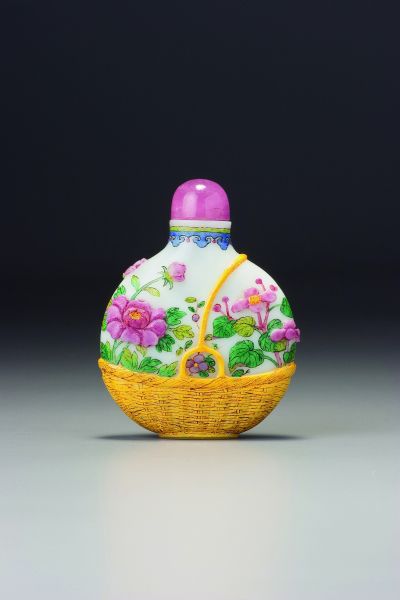 1-238-AN IMPERIAL ENAMELLED GLASS 'FLOWER BASKET' SNUFF BOTTLE