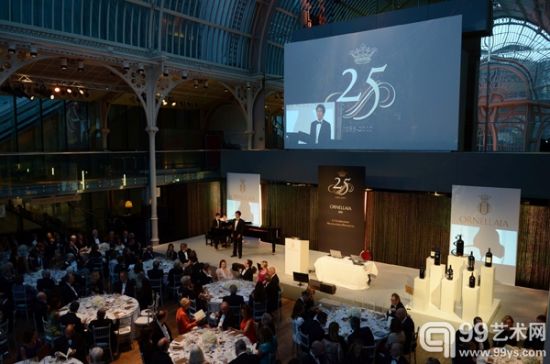 奥纳亚25周年慈善拍卖会是在伦敦皇家歌剧院举行.