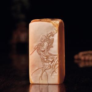 《林文举作田黄石弥勒达摩人物薄意扁章》成交价格：460万元