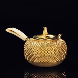 《象牙侧把霰形纯金急须》（353g）成交价格：43.7万元