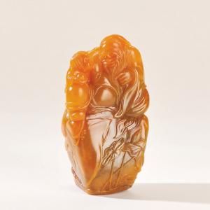 郑幼林作田黄石爱莲摆件，重157g 　　福建东南2013春拍拍品