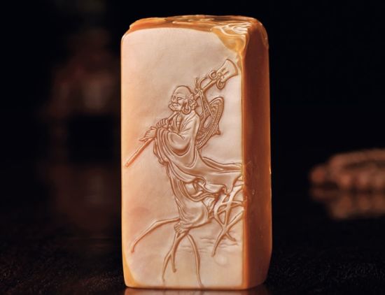 林文举作田黄石弥勒达摩人物薄意扁章 重82g