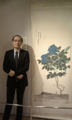 苏富比中国书画主管张超群与张大千名作《佛头青牡丹》。香港大公报图