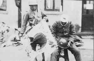 前往“清剿”抗日英雄马占山的日军损失惨重，在展示其被打得千疮百孔的日军军旗。