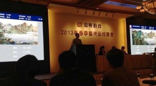 沪上书画家义拍现场（图片</p>

<p>　　<strong>慈善拍卖不要做秀 　　</strong></p>

<p>　　提起慈善拍卖，许多人首先想到的就是娱乐明星、商界大腕。众星云集，可谓是璀璨夺目。然而从最终成交结果来看，要么高的离谱，那么凡人问津。至于买入这些物品的人来说，也大多将其束之高阁。慈善拍卖已经逐渐被视为“名利场”的代名词。</p>

<p>　　但相比一般的募款方式，慈善拍卖更符合经济规律，因为他能够满足各方的需求。要让慈善拍卖真正成为更多人所接受，关键就是不做秀，对于拍卖组织方来说，就是要为广大的买家提供货真价实的拍品。中国嘉德[微博]春拍推出了由老舍家属提供的老舍、胡絜青16件藏画，所得款项将用于老舍文艺基金会、老舍文学奖和老舍纪念馆的维护。其中包括8张齐白石、4张黄宾虹、2张吴昌硕、一张傅抱石和一张于非闇，件件都堪称这几位画家的“标准件”。</p>

<p>　　<strong>画家要对买家负责</strong></p>

<p>　　在此次慈善拍卖之后，收藏界的“大佬”们纷纷发微博表示关注，北京匡时[微博]董事长董国强[微博]就在微博上表示，像上海中国画院副院长陈翔捐出的作品极精。</p>

<p>　　对此，陈翔表示：做慈善不是做秀，不能敷衍应酬，“既然是做善事，就要有诚意，爱心的基础是真心。我对于自己捐赠的作品质量一定是要负责的。”其实，对于画家来说，参与慈善拍卖还是有着很多担心的地方。一位画家表示，有些拍卖行向你征集到画作之后，就以为完成了任务，最终能拍多少是多少。同时，画作拍卖之后的钱没有用到该用的地方，也是让人伤心的地方。既然画家捐了自己的作品，主办方也应该及时告知善款的去向。”</p>

<p>　　<strong>要解画家后顾之忧 　　</strong></p>

<p>　　相比常规的艺术品拍卖，慈善拍卖对于画家来说，意义完全不一样。慈善拍卖对于画家来说，可能是一场非常“昂贵”的竞争。现在慈善拍卖会的组织者，往往会利用一些著名画家的参与，而吸引众多不知名的加入，最终使得整个慈善拍卖会的层次下降。</p>

<p>　　对于画家来说，通过慈善拍卖，捐出自己的作品，是一个让艺术界里的人们逐渐认识其作品的好方法。对于拍卖方来说，既然邀请了画家参与慈善拍卖，也应该对于画家负责，而不是在征集到拍品之后，就把画家扔在一旁，这样无疑将使得画家“寒心”。</p>
<!-- publish_helper_end -->
                 

					<div class=