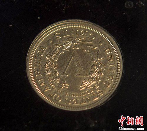 图为该枚硬币2013年2月份在加州长滩会议中心的一个钱币和邮票收藏品博览会上展出的照片。中新社发 林戈 摄