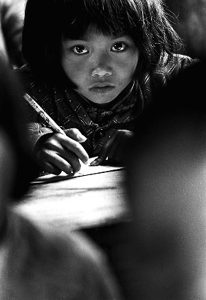 《大眼睛》　　《大眼睛》是“希望工程”系列作品中最重要的代表作，并作为“希望工程”的标志影像广为传播。