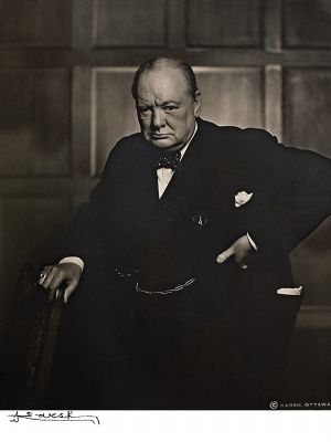 《丘吉尔》 　尤素福·卡什是一位享誉国际的肖像摄影家。 　　此张照片摄于1941年12月。在拍摄时，卡什看到丘吉尔叼着一支雪茄，神情闲散，与人们熟知的坚毅、自信、镇定不相符，于是，卡什走近丘吉尔，一把扯掉了他嘴上的雪茄。丘吉尔正要发怒，卡什按下了快门。就这样，一张世界名作诞生了。这张照片发表后，极大地激励了英国人民反抗德国法西斯的斗志，成为英国人民的精神象征。照片本身也成为世界摄影史上最著名最重要的影像。