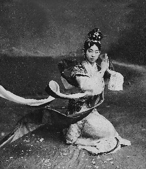 《梅兰芳戏妆照》　　这张盖着北京隆福寺源记照相馆印戳的梅兰芳《天女散花》戏妆照，是以前并不多见的梅兰芳戏妆照精品。　1917年12月1日，正值23岁的梅兰芳在北京吉祥园首次演出了他自创的《天女散花》，获得巨大成功。照片中的梅兰芳，正值“妙龄”，清朗俊丽，眉宇传情。人、景、妆，在这张照片中配合得浑然一体，达到了惊人的艺术效果。