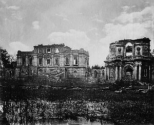 《圆明园西洋楼残迹》 　圆明园在1860年被英法联军烧毁后，砖木结构的中式建筑基本都看不到了，但西洋楼景区的建筑主体是砖石结构，还能感受到圆明园全盛时期的辉煌。最早拍摄圆明园西洋楼残迹的外国摄影师有个共同之处——大多是清朝海关的雇员。托马斯·查尔德当时在海关任燃气工程师，他曾经系统地学习过摄影，而且对建筑很感兴趣，拍摄了许多圆明园西洋楼残迹的照片，而且是西洋楼残迹早期的状态，非常珍贵。