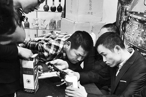 现场鉴酒，确定为真品后，可参与收藏竞价拍卖 　　河南商报记者 赵卓/摄