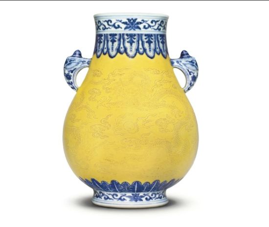 清乾隆 青花黄彩暗刻云龙戏珠纹鸠耳尊成交381万美元