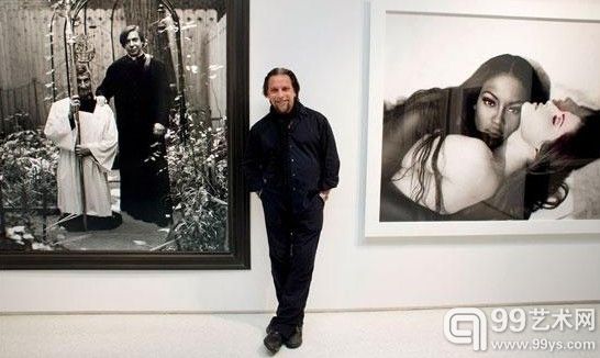 2013年3月29日，摄影师桑特·多拉齐奥在纽约佳士得与即将参与摄影周的作品合影