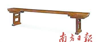 明末至清十八世纪黄花梨架几案，成交价为908.375万美元。