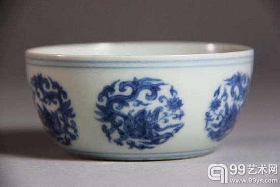 明成化青花团夔龙卧足碗。