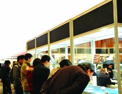 参观者在拍卖预展现场参观展品。