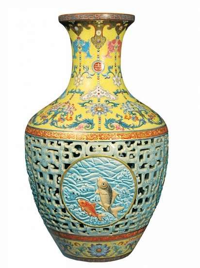 乾隆粉彩转心瓶