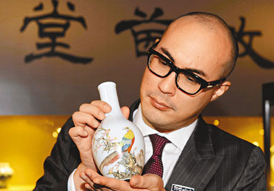 乾隆御制珐琅彩“古月轩”题诗“锦鸡花石”图胆瓶