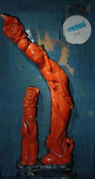 图12 清 天然红珊瑚雕仕女婴戏摆件