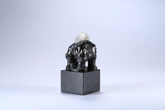 高山玛瑙冻石童子洗象方章 规格：9×4×4cm 234g