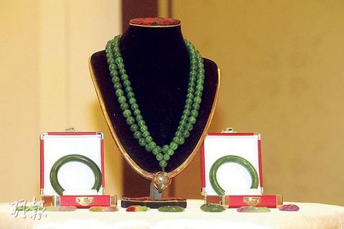 这串108颗朝珠链，起拍价为1.8亿人民币。图片来源《明报》