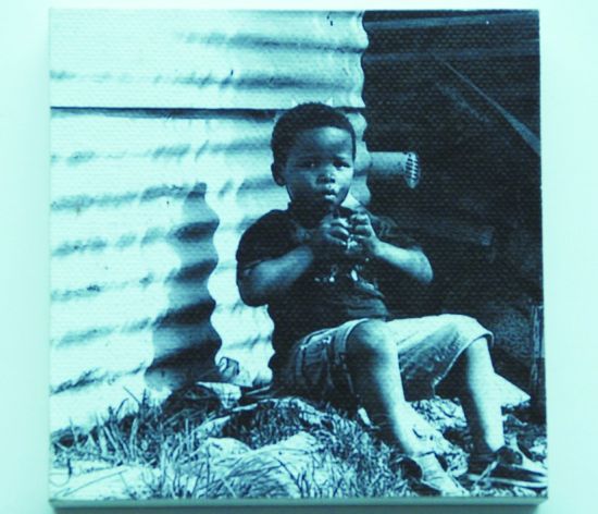 市青联委员李豪捐赠的印有非洲小男孩照片的纪念品。