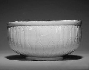 北宋 定窑划花鱼藻纹大碗  　　此器为迄今拍卖市场上出现过尺寸最大的一件定窑碗。不仅器形大，这件作品从外壁的仰莲纹刻划，到内里的划花工艺都率意流畅，可以称得上定窑中的精品。