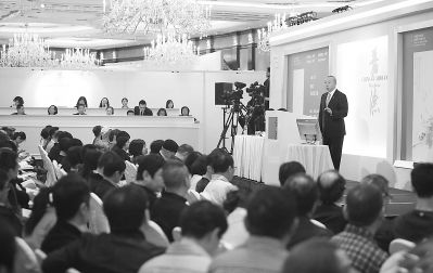 艺术品市场开始企稳，拍卖现场人气颇旺。