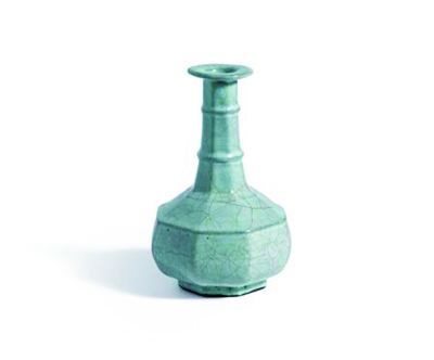 南宋官窑八方弦口瓶。