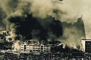 淞沪会战期间，八百孤军坚守四行仓库四个昼夜，由海岚·里昂（Hyland Lyon）拍摄。