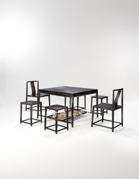 “大天地” 成套紫檀水外云合茶桌，成交价423万元