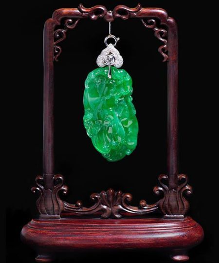 匡时2014秋拍拍品 翡翠雕瑞兽和佛手挂坠天然浓绿色翡翠（A）重274.42克拉