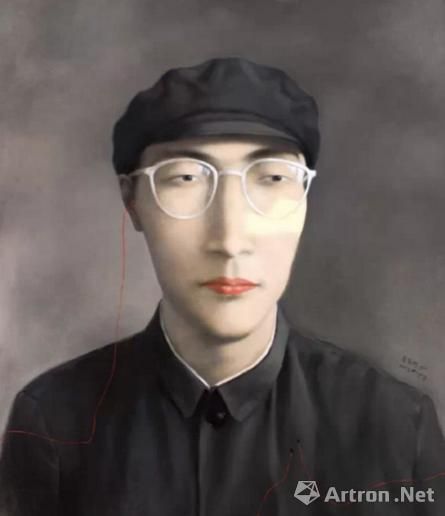 　　张晓刚的《灰色背景的肖像》以1744万港元成交