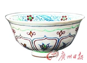 元代 卵白釉暗刻 五彩戗金碗