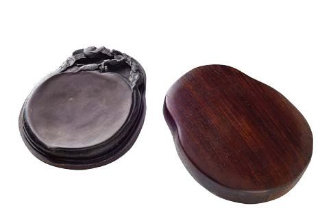 桃型端砚 成交价：20,160 北京荣宝2014春拍拍品