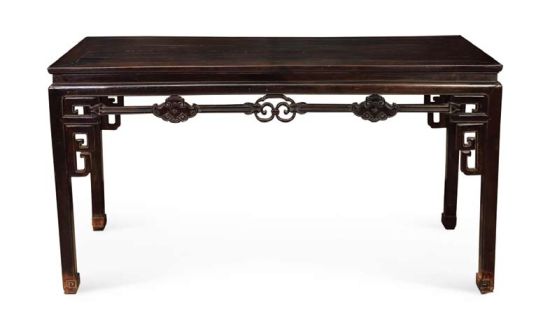 清晚期 紫檀有束腰马蹄足画桌 成交价：322,000 北京华辰2014春拍拍品