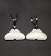 8885陈冠军 和田玉籽料雪江渔、山水音对佩 尺寸：6.3×3.4×1.0cm 39g6.3×3.4×1.0cm 39g 成交价：80000.00