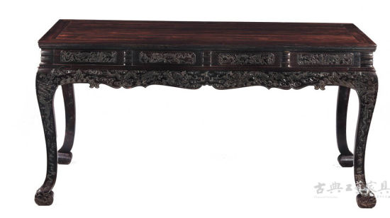 1995年古典家具一场专场拍品“清水山房”专场拍品“清康熙 紫檀高束腰大画桌”，现藏于观复博物馆。（图片提供：北京观复博物馆）