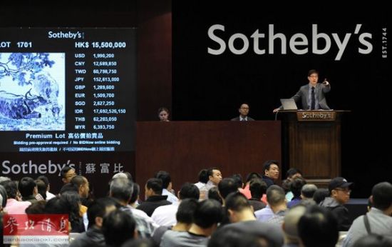 2011年10月4日，拍卖会上买家正在竞拍徐悲鸿的画作《憩息》。 当日，在香港苏富比2011年秋拍的“中国书画秋季拍卖会”专场拍卖会上，张大千的《红叶白鸠》和徐悲鸿的《憩息》均以1802万港元成交。新华社记者宋振平摄