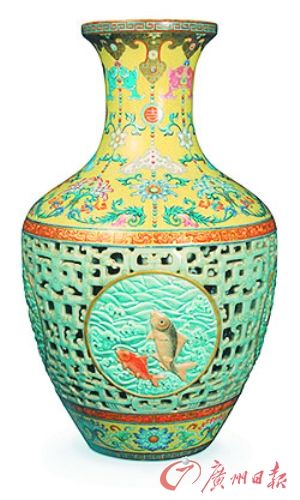 乾隆粉彩转心瓶