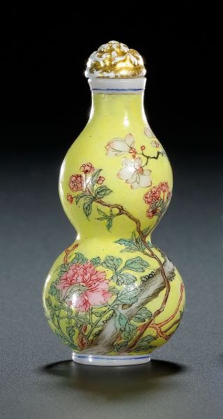 清乾隆御制金胎錾花画珐琅万花锦鼻烟壸《乾隆年制》款