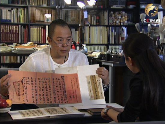 张铁林向央视财经记者展示自己珍藏的手札
