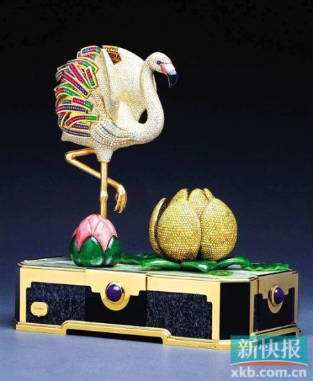 卡地亚“火鹤与莲花”极绚丽罕有黄金镶钻石、黄钻、蓝宝石、红宝石、祖母绿、珠母贝、软玉、粉红色硬石、青金石、黑玛瑙及硬石机械装置活动座枱钟,年份约1990 香港苏富比