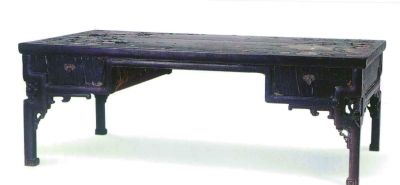 2008年中国嘉德春拍中的拍品——清雍正紫檀漆面炕桌，以134.4万成交。