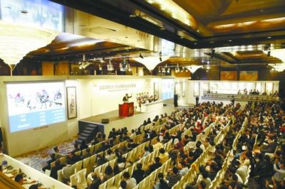 黄胄《欢腾的草原》拍卖现场