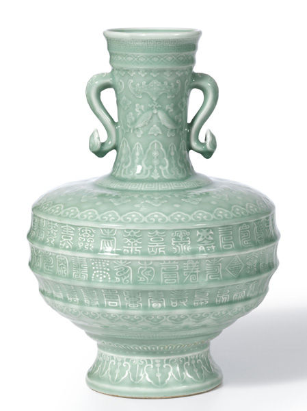 清乾隆 豆青釉浮雕瑞蝠双鱼百寿图如意耳瓶  8860万港币 香港苏富比